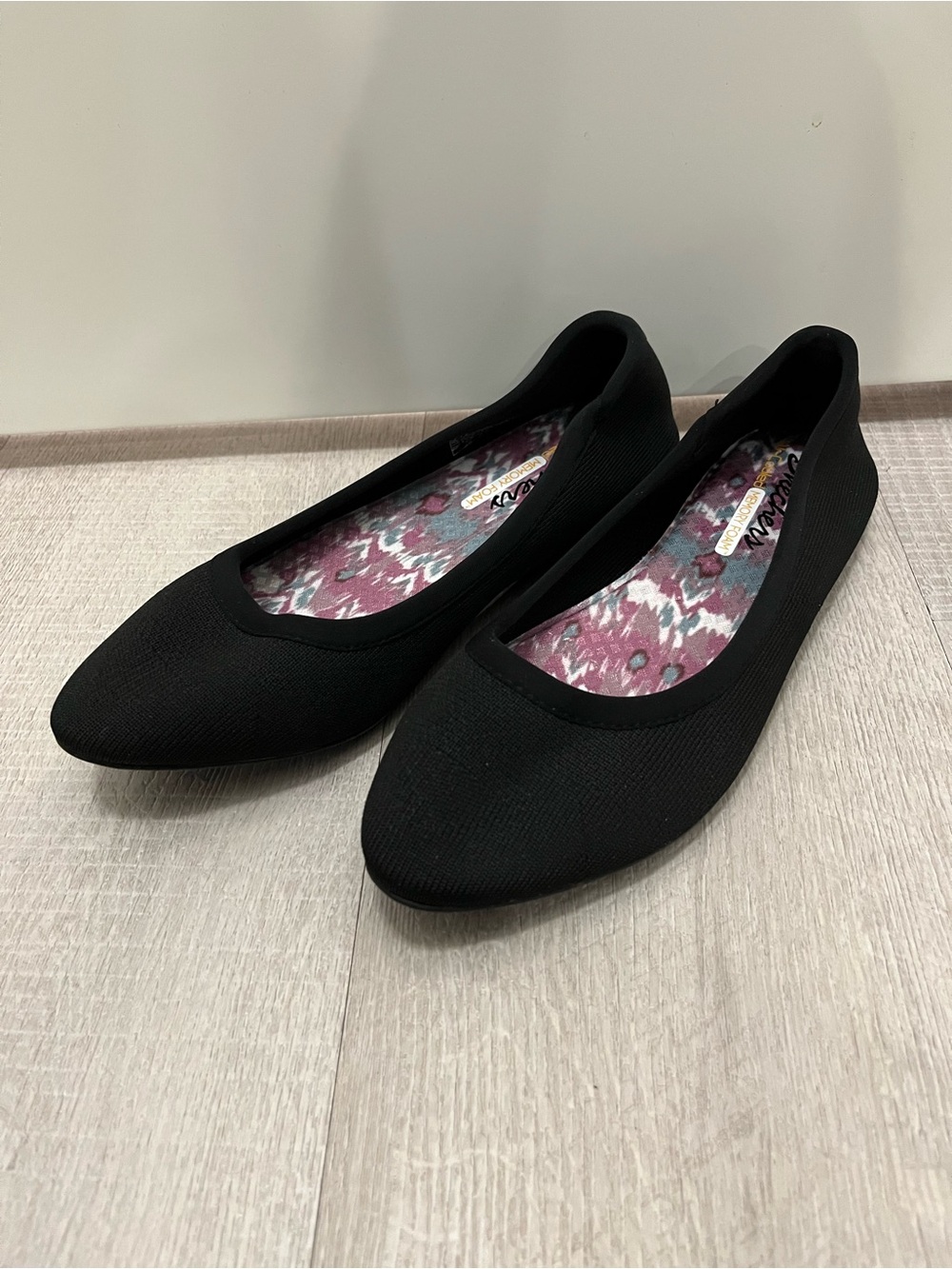Skechers Black Women's Slip-On Ballet Flats with Air-Cooled Memory Foam 8